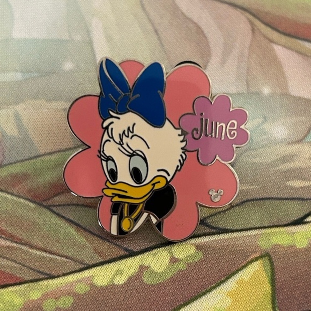 Disney Pin June Duck Flower Cast Lanyard Hidden Mickey 2005 Daisy Duck Niece